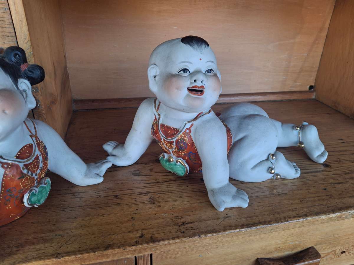 A pair of large procleain chinese babies