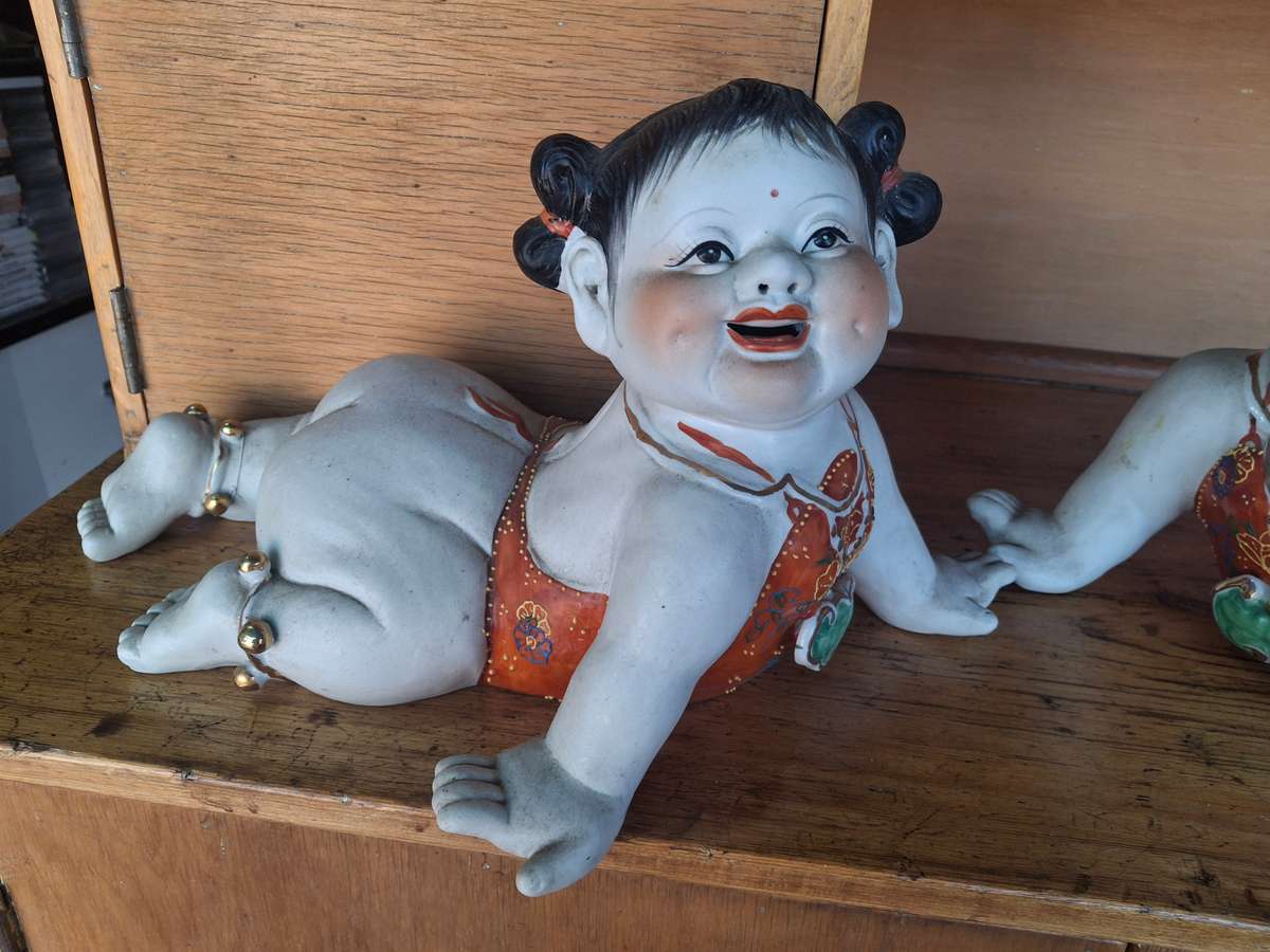 A pair of large procleain chinese babies