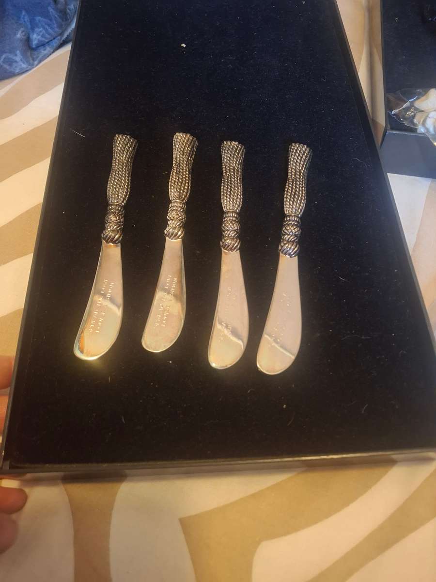 A set of four sliver plated butter knifes