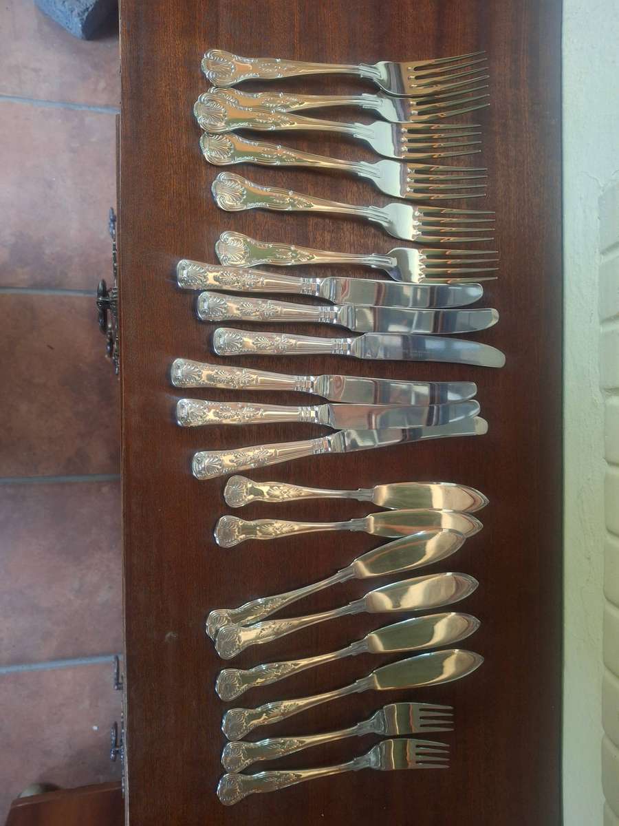 18 peaces of sliver plated kings pattern cultery