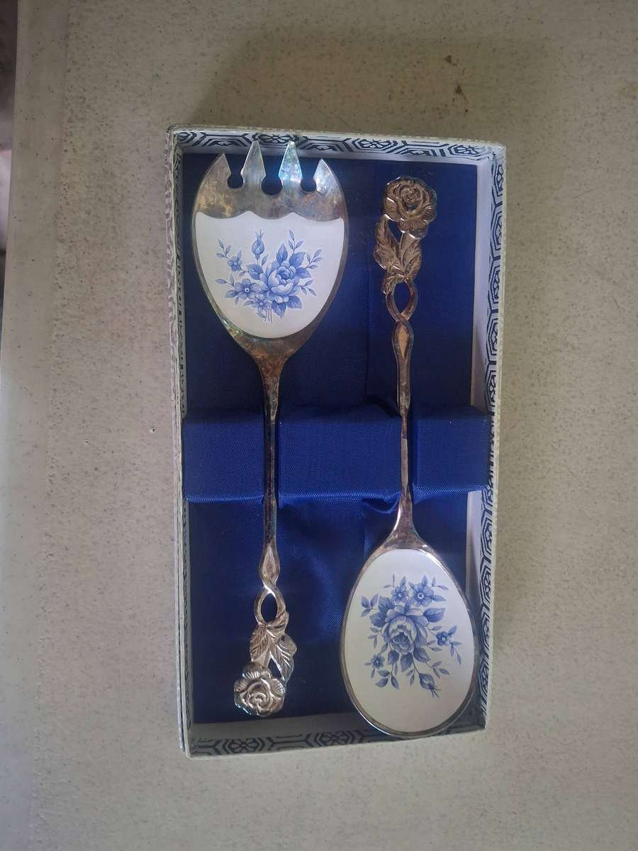 Stunning porcelin middles sliver plated salad servers