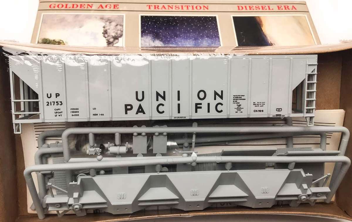 UNION PACIFIC 50' Pullman-Standard PS2-CD 4427 3-Bay Covered Hopper (HO)