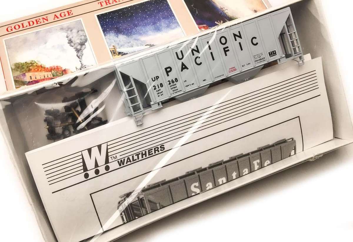 UNION PACIFIC Trinity 37' Cement Service Covered Hopper Kit (H0)