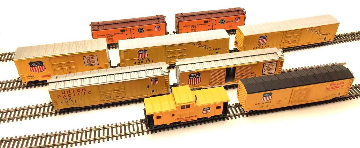UNION PACIFIC: Nine assorted wagons (HO)