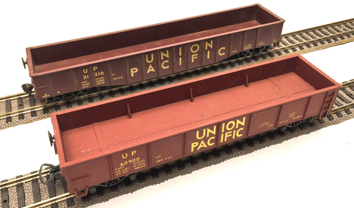 UNION PACIFIC: TWO OPEN WAGONS (HO)
