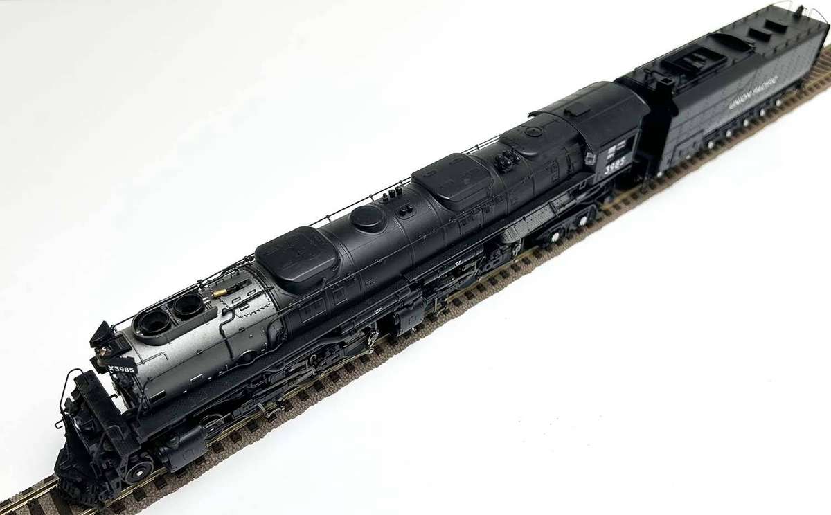Athearn GENESIS CHALLENGER 4-6-6-4 With DCC & Sound, UNION PACIFIC #3985 Modern
