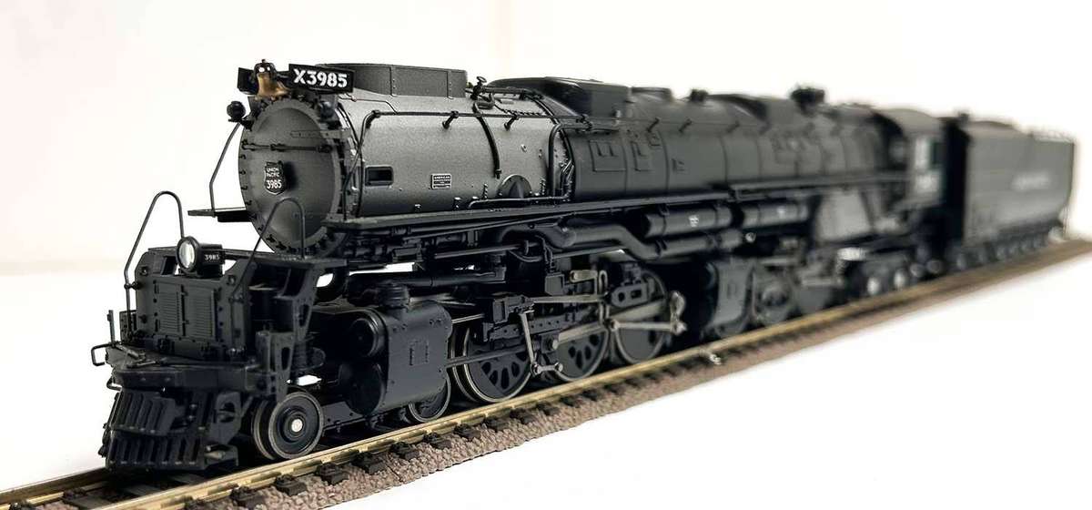 Athearn GENESIS CHALLENGER 4-6-6-4 With DCC & Sound, UNION PACIFIC #3985 Modern