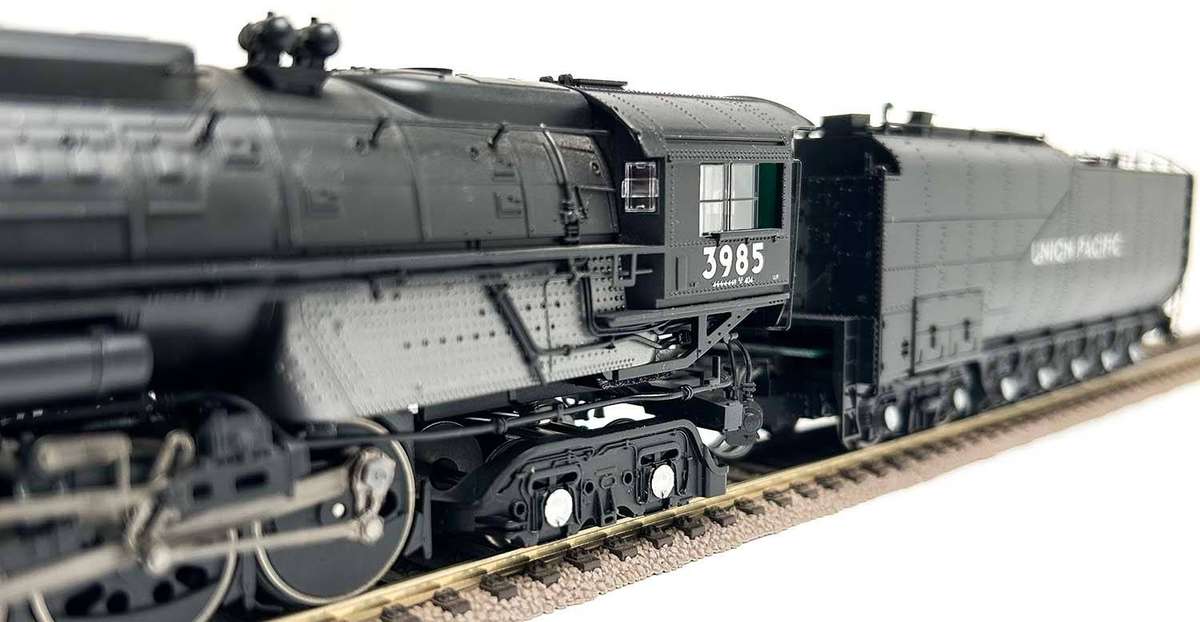 Athearn GENESIS CHALLENGER 4-6-6-4 With DCC & Sound, UNION PACIFIC #3985 Modern
