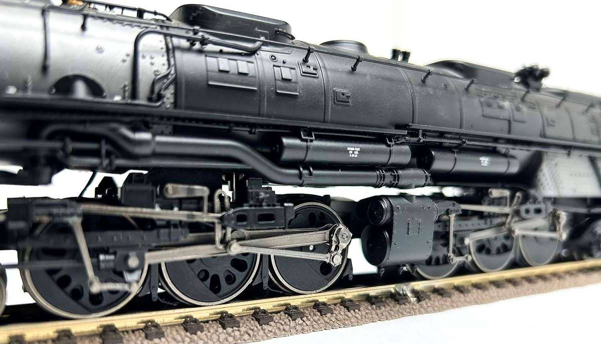 Athearn GENESIS CHALLENGER 4-6-6-4 With DCC & Sound, UNION PACIFIC #3985 Modern