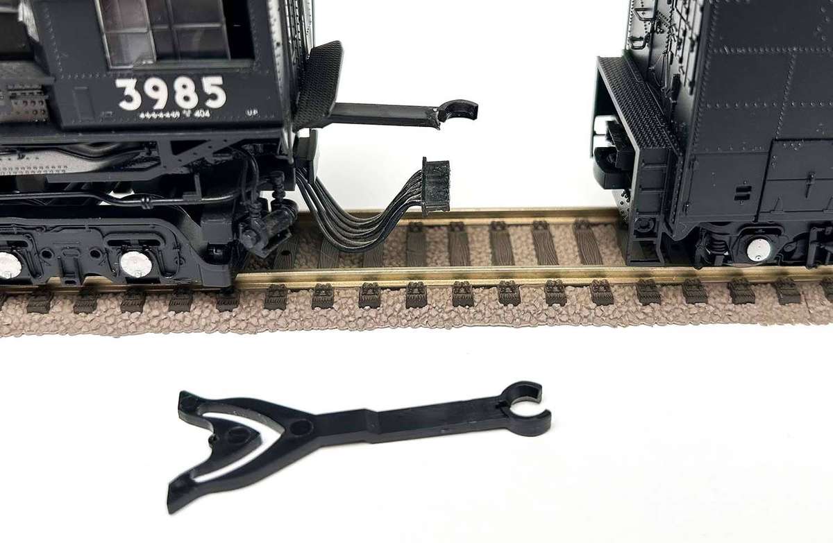Athearn GENESIS CHALLENGER 4-6-6-4 With DCC & Sound, UNION PACIFIC #3985 Modern