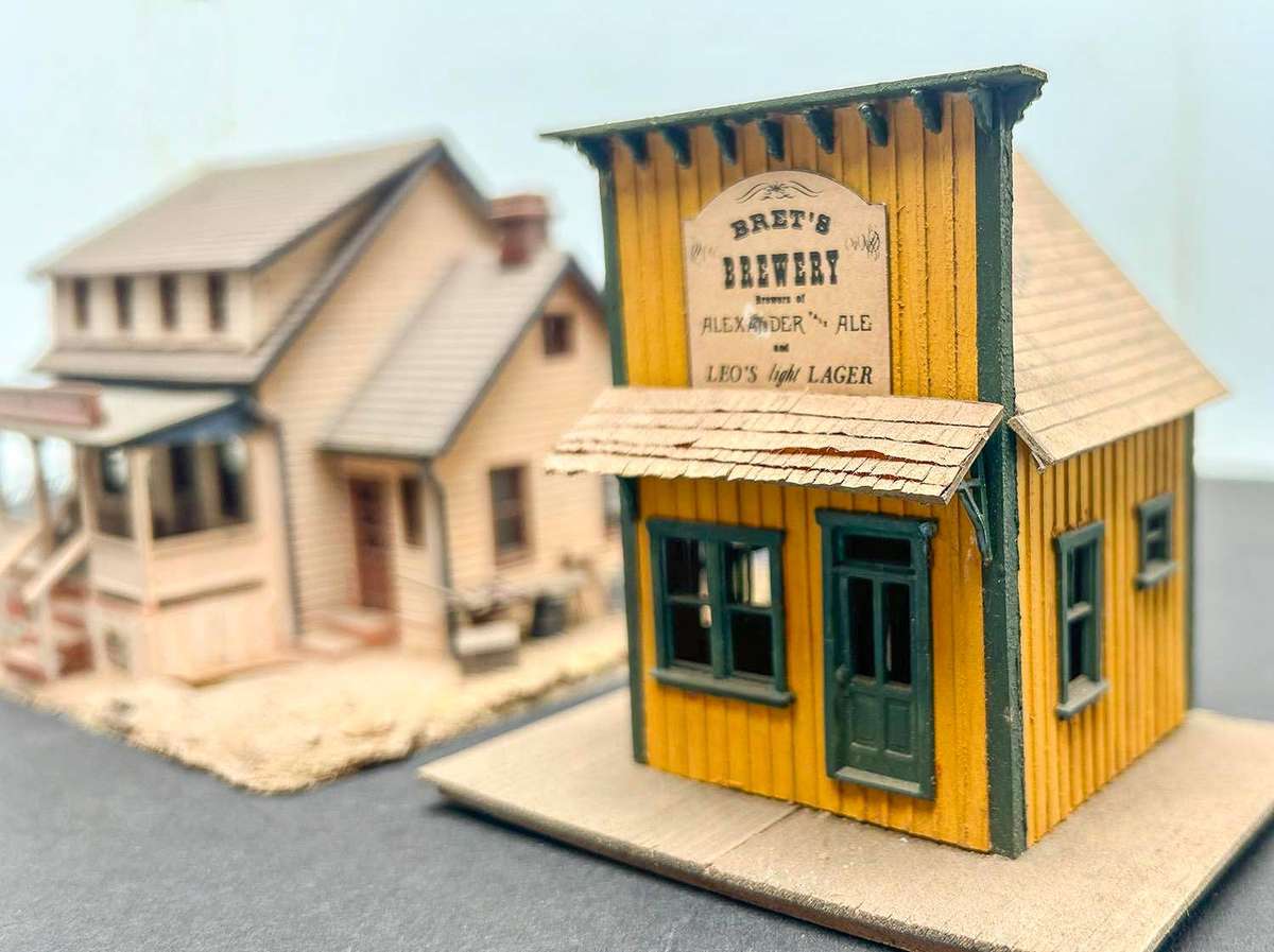 2x Railroad Buildings (HO)