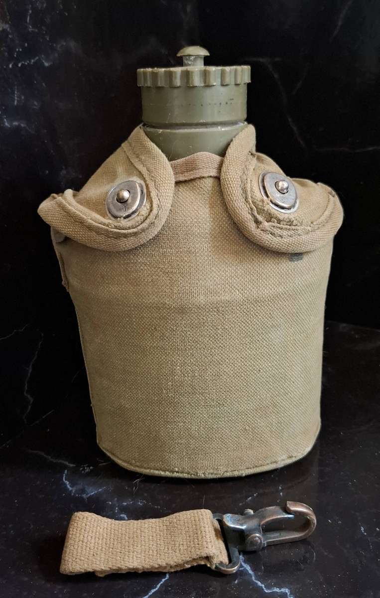** RHODESIAN BUSH WAR : Water Bottle and Canteen Cup in Green Webbing Pouch .**