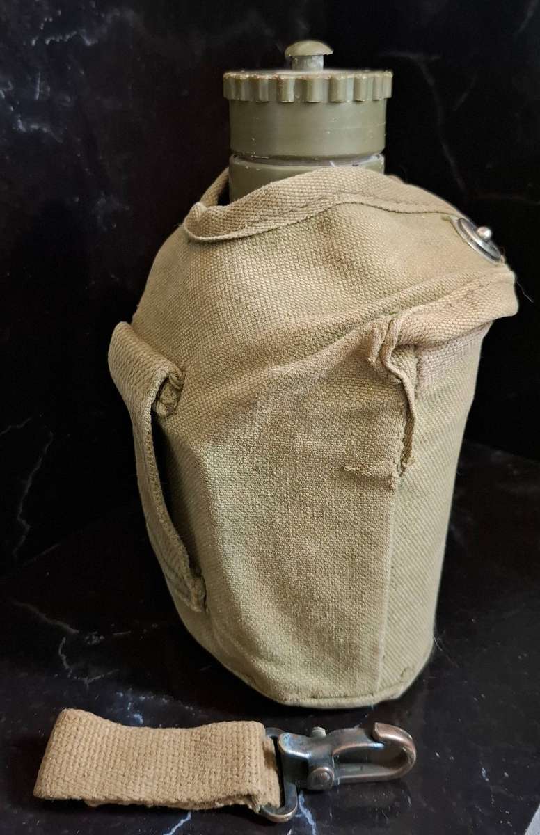 ** RHODESIAN BUSH WAR : Water Bottle and Canteen Cup in Green Webbing Pouch .**