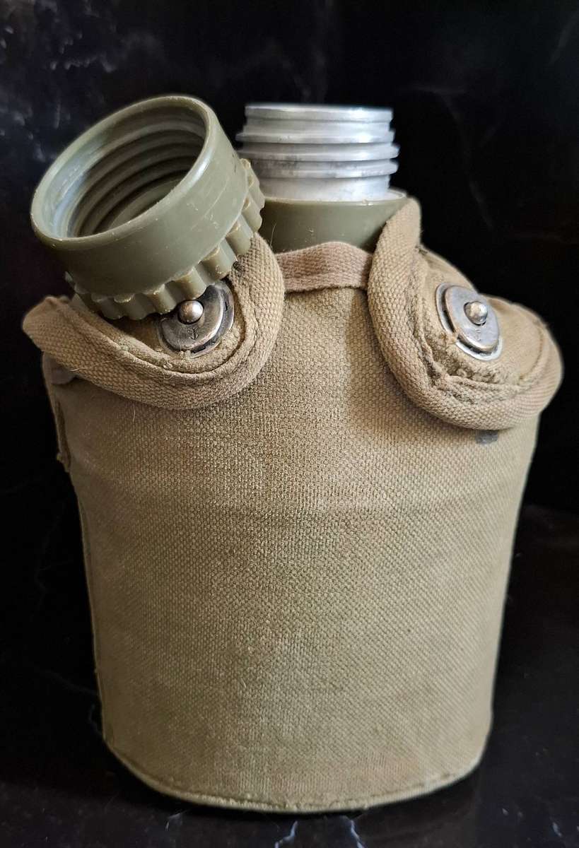 ** RHODESIAN BUSH WAR : Water Bottle and Canteen Cup in Green Webbing Pouch .**