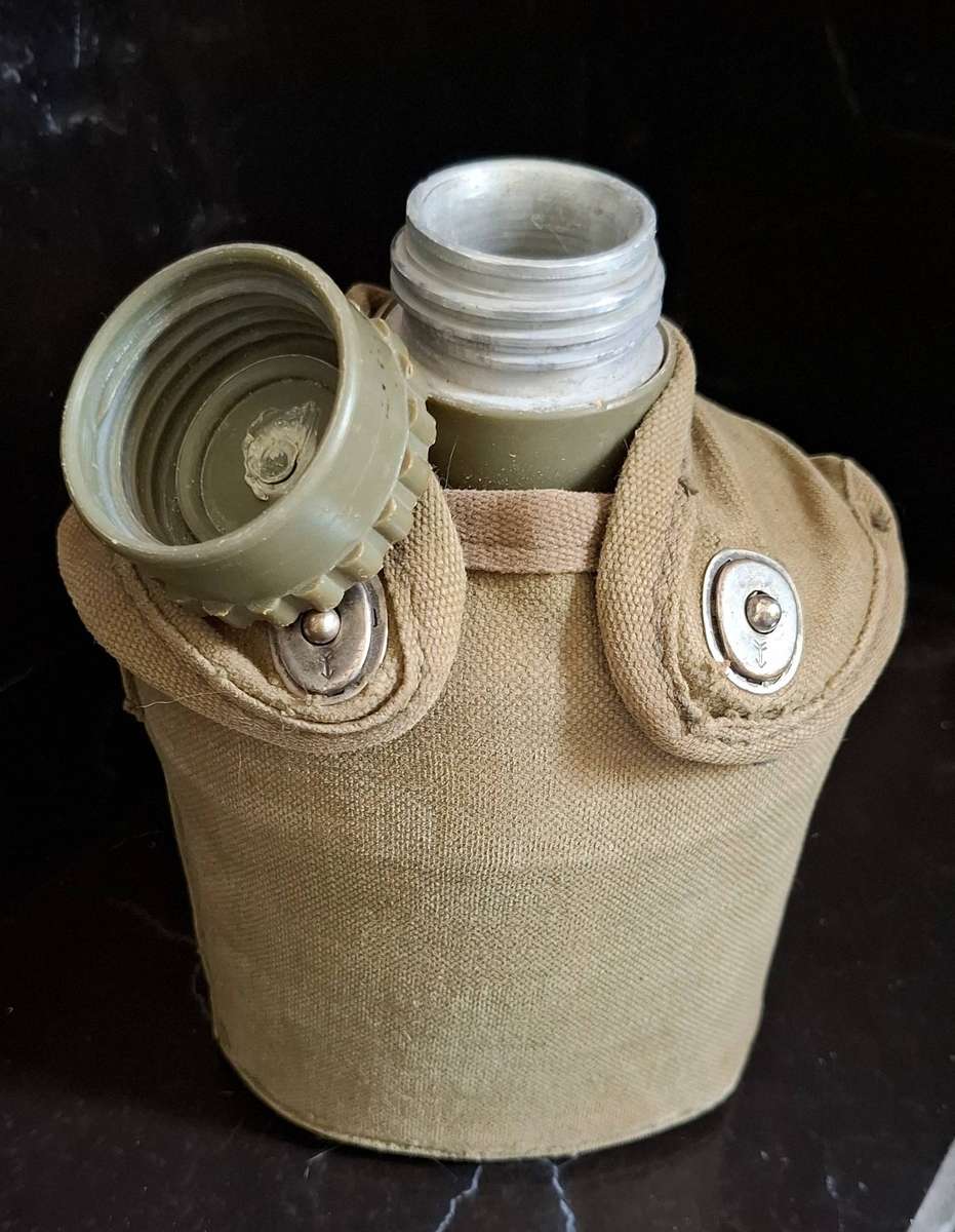 ** RHODESIAN BUSH WAR : Water Bottle and Canteen Cup in Green Webbing Pouch .**
