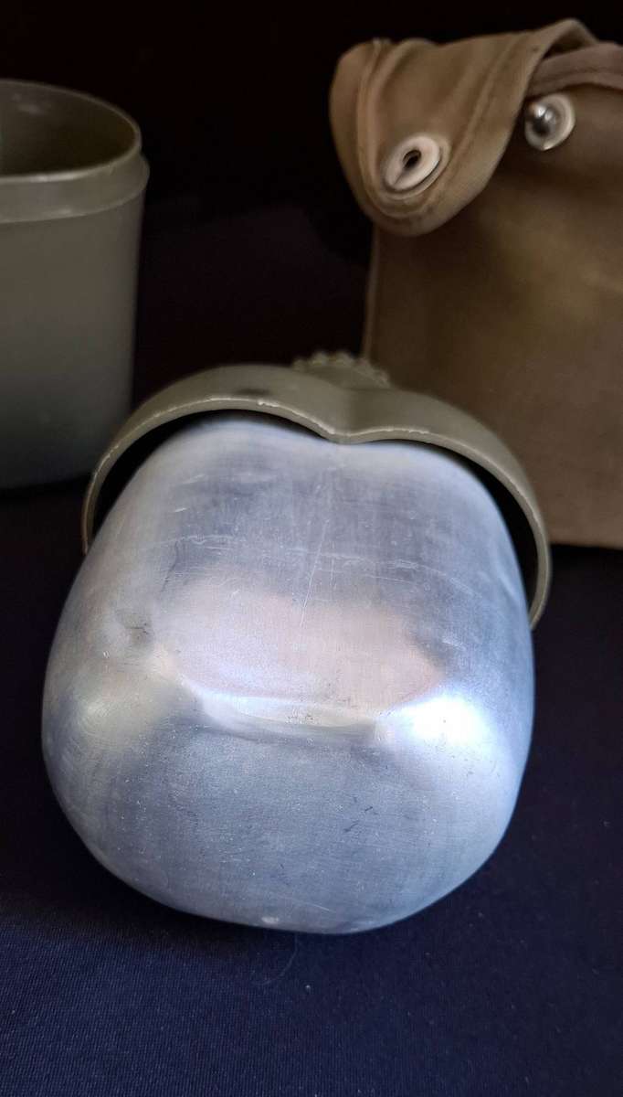 ** RHODESIAN BUSH WAR : Water Bottle and Canteen Cup in Green Webbing Pouch .**