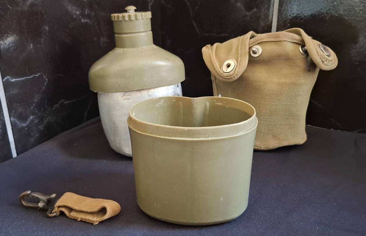 ** RHODESIAN BUSH WAR : Water Bottle and Canteen Cup in Green Webbing Pouch .**