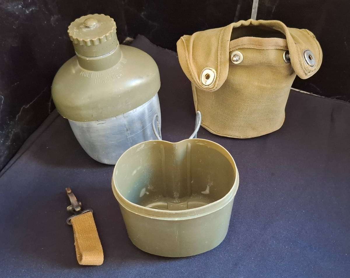 ** RHODESIAN BUSH WAR : Water Bottle and Canteen Cup in Green Webbing Pouch .**