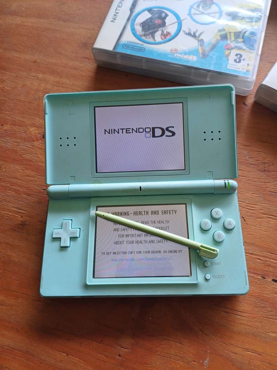 Nintendo DS Bundle (Console Charger and 2 games)