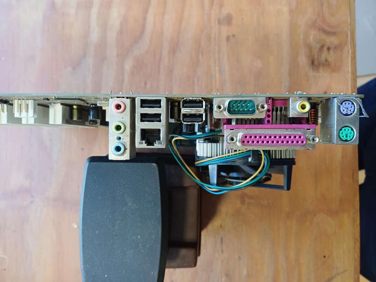 motherboard asus p800 se with unknow CPU and 512mb RAM x2