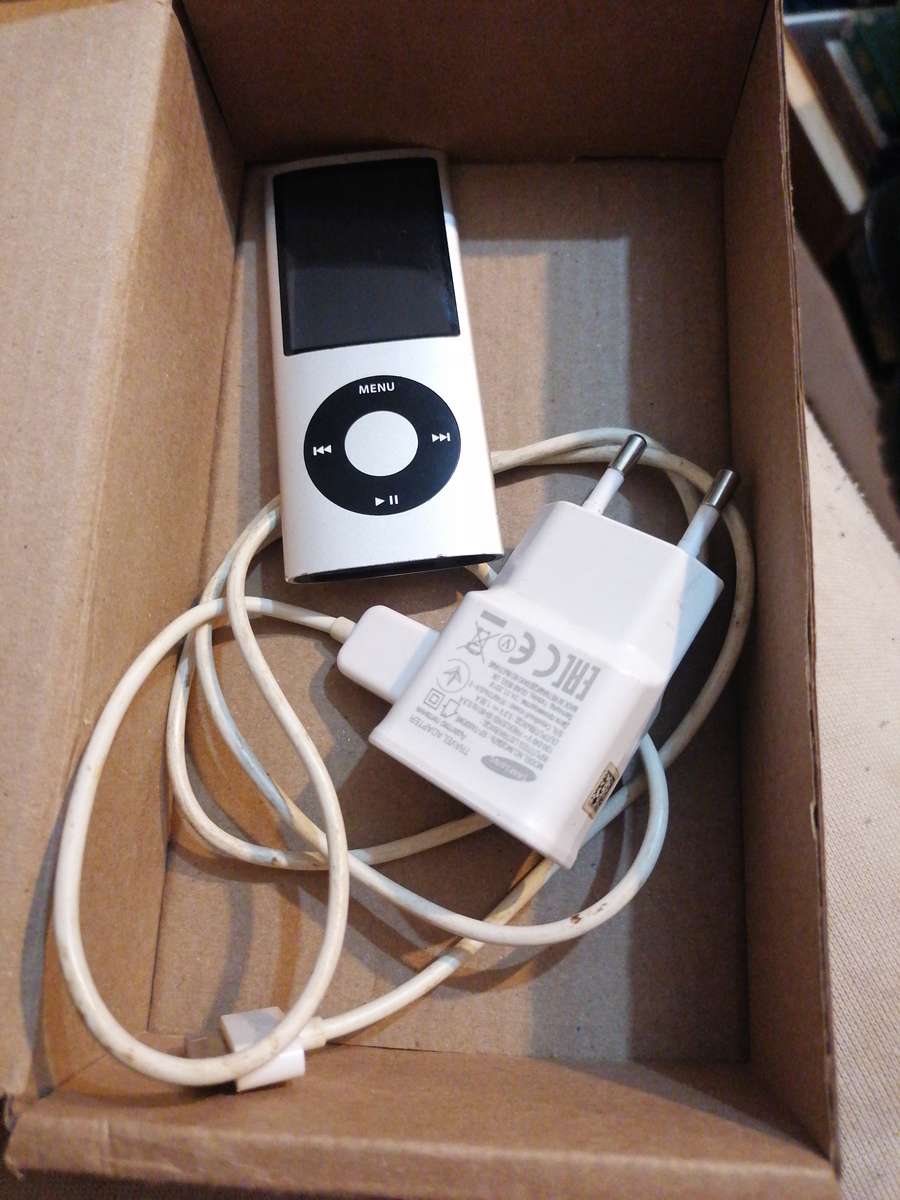 Ipod 8GB mp3 player. White screen so can't test sold as is