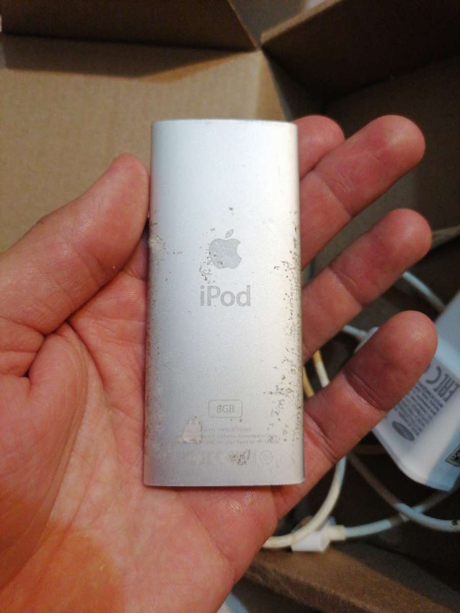 Ipod 8GB mp3 player. White screen so can't test sold as is