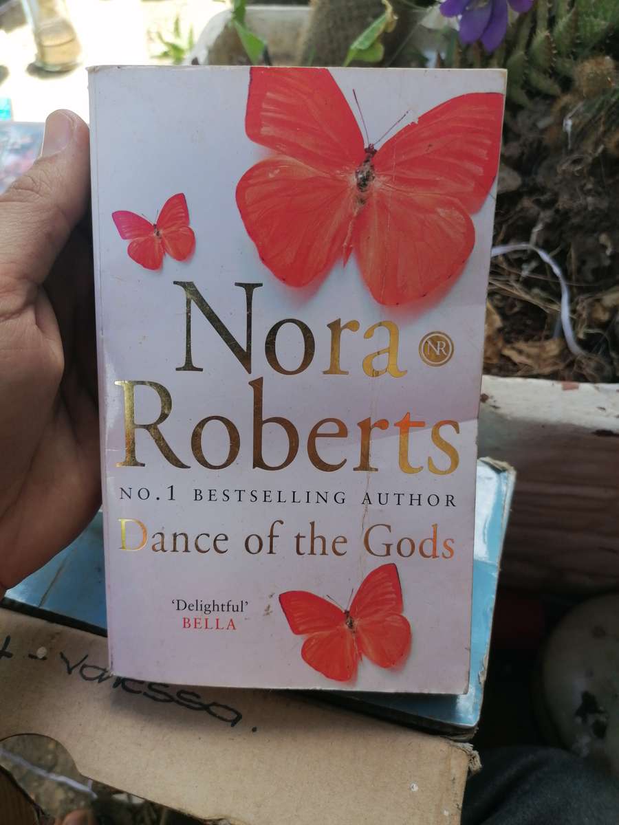 NORA ROBERTS Dance of the gods