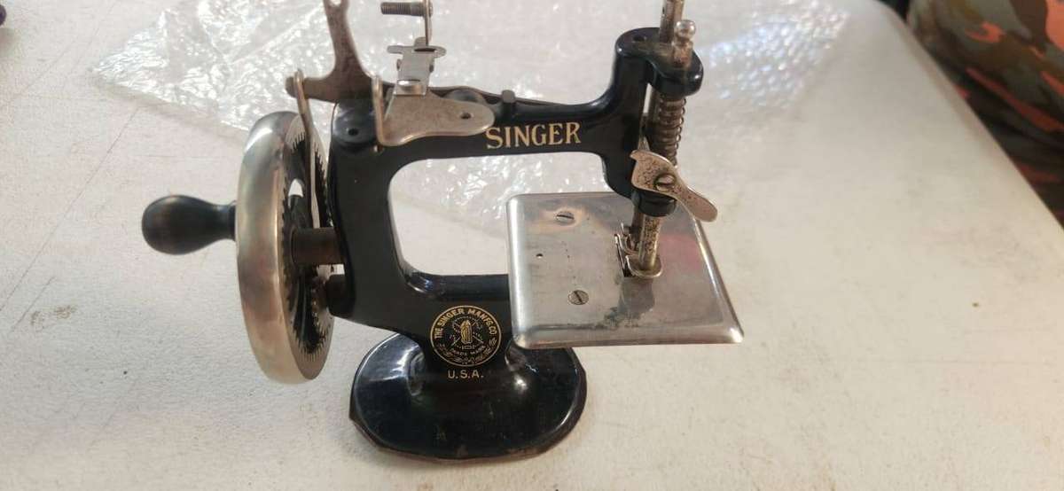 1920's Singer Miniature Child's Sewing Machine
