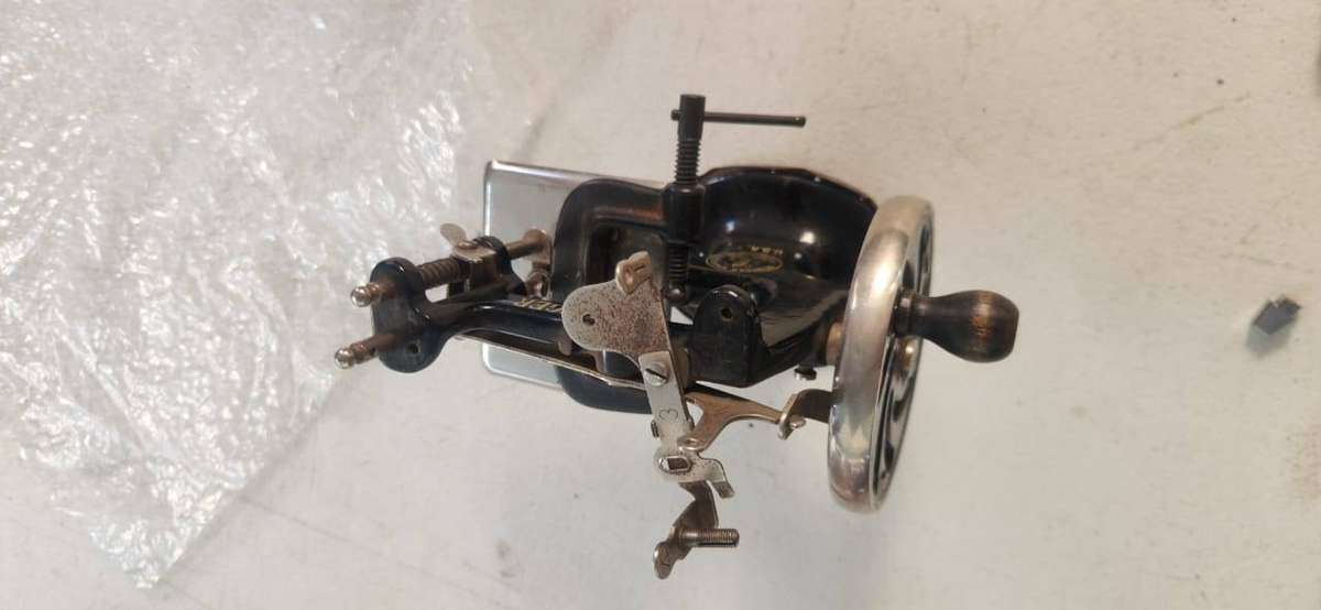 1920's Singer Miniature Child's Sewing Machine