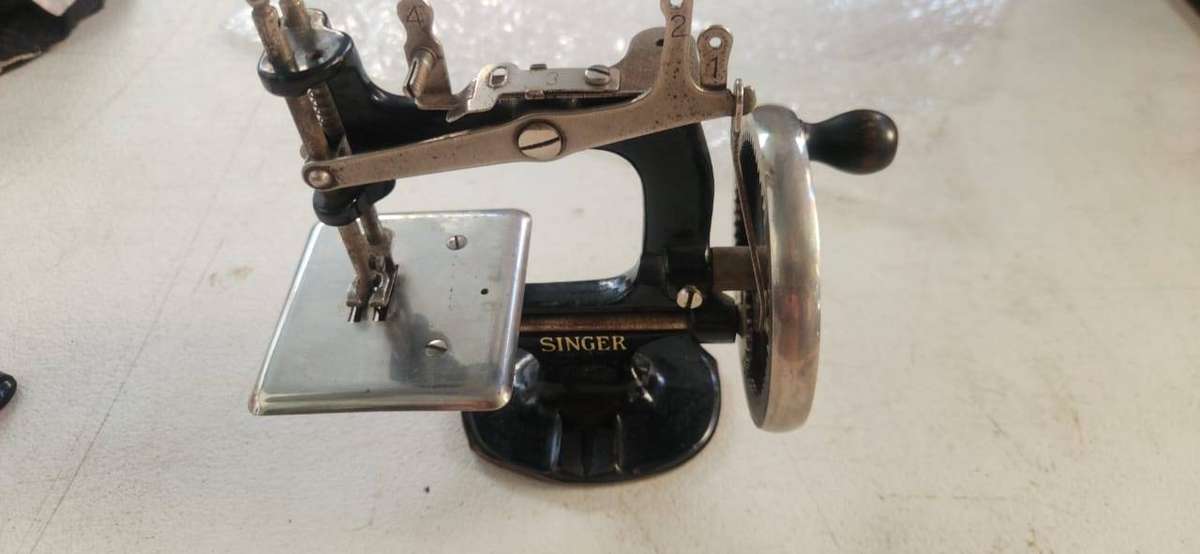 1920's Singer Miniature Child's Sewing Machine