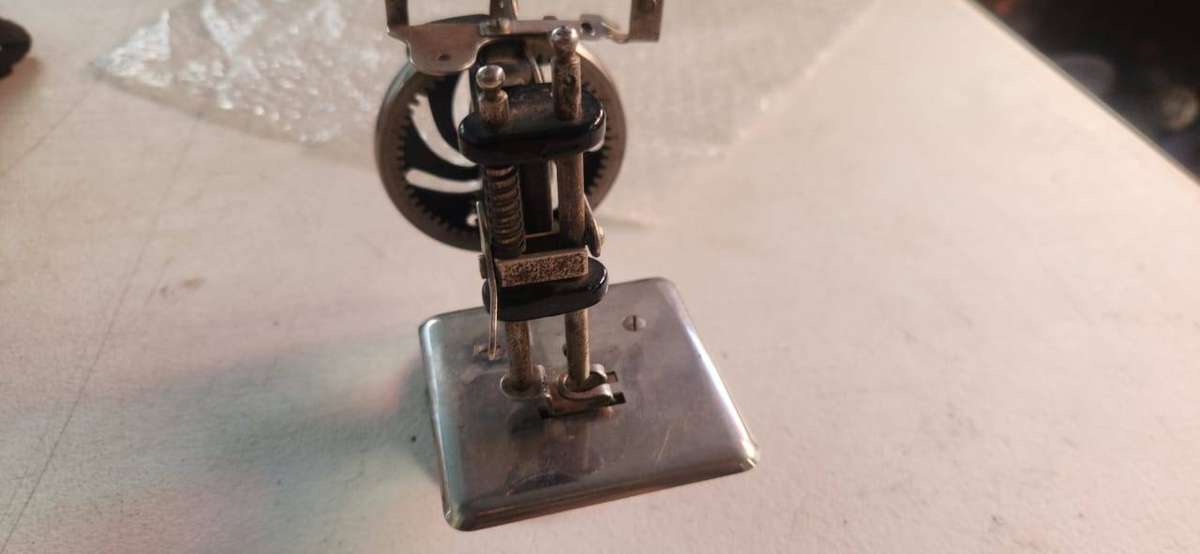 1920's Singer Miniature Child's Sewing Machine