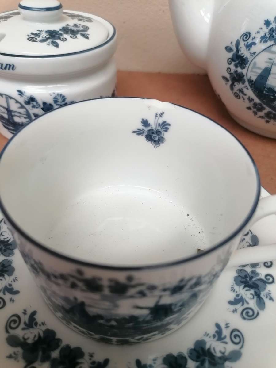 Delft blauw Holland tea set included jam holder Only one cup have a chip