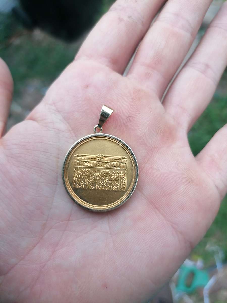 14ct gold a commemorative medal from the DRK Schwesternschaft (German Red Cross Sisterhood)