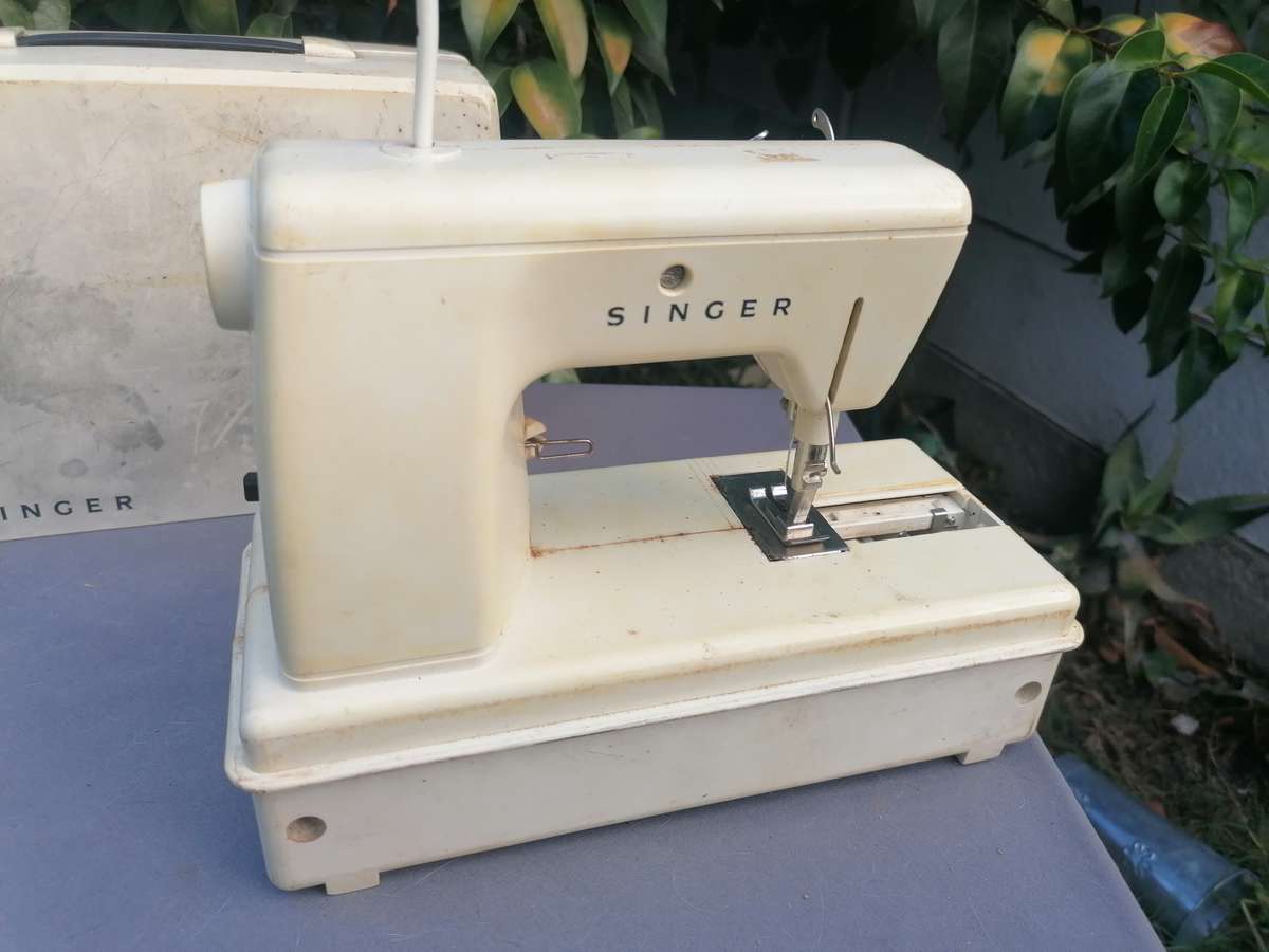 1960S LITTLE GOLDEN PANORAMIC SEWING MACHINE