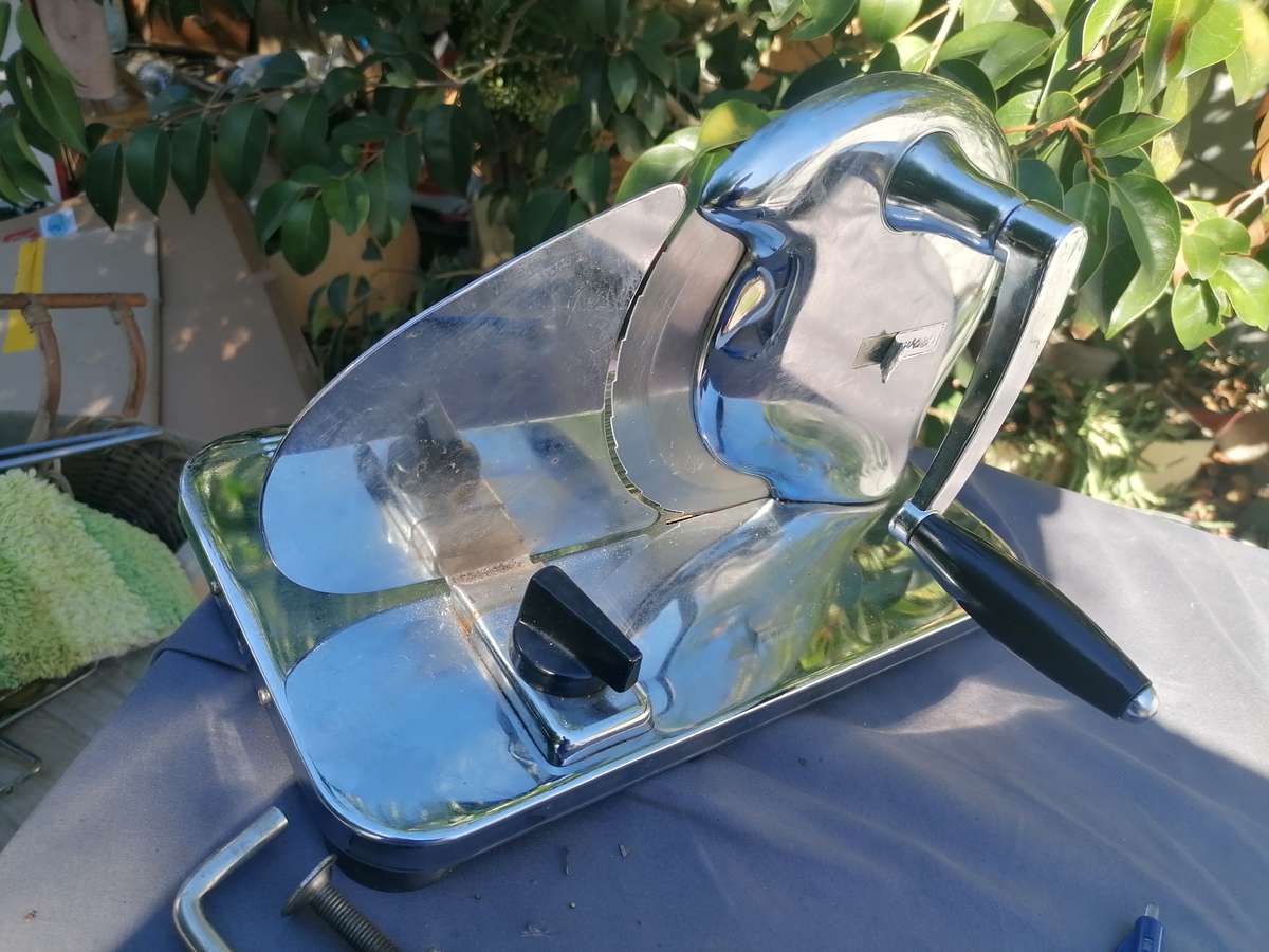 Good condition vintage Pineware slicer
