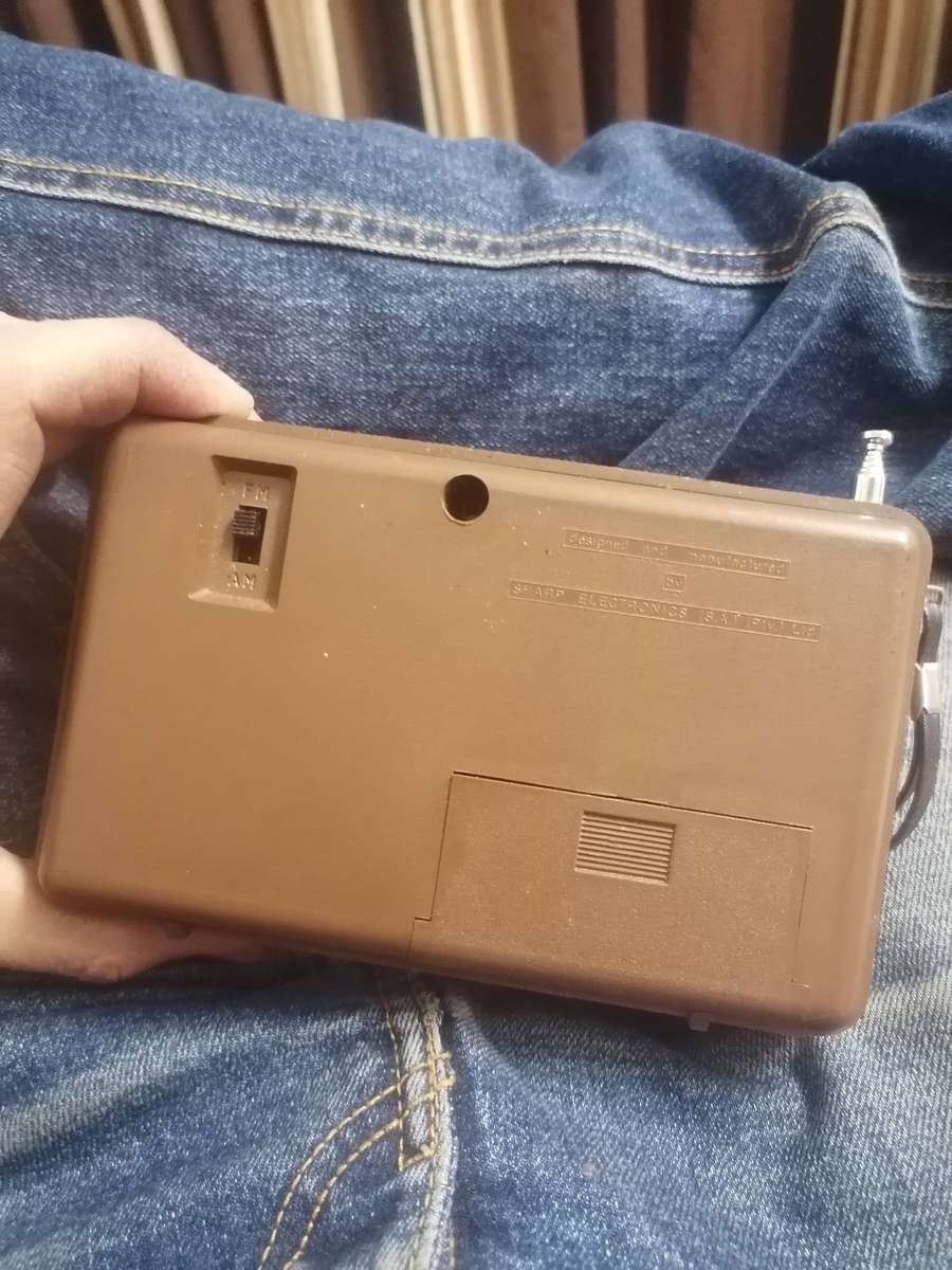 vintage Sharp Z-20SL transistor radio,