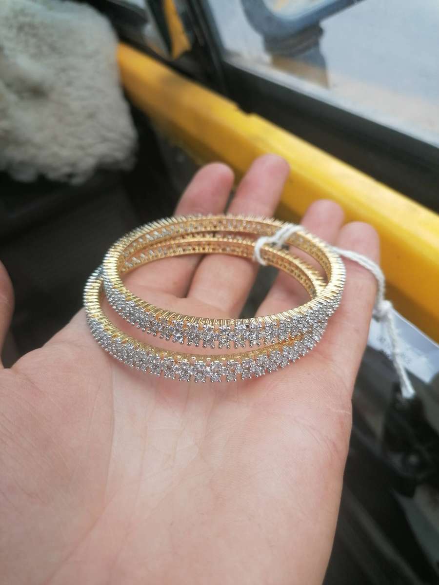 Pair of consumer jewelry bangles Like new
