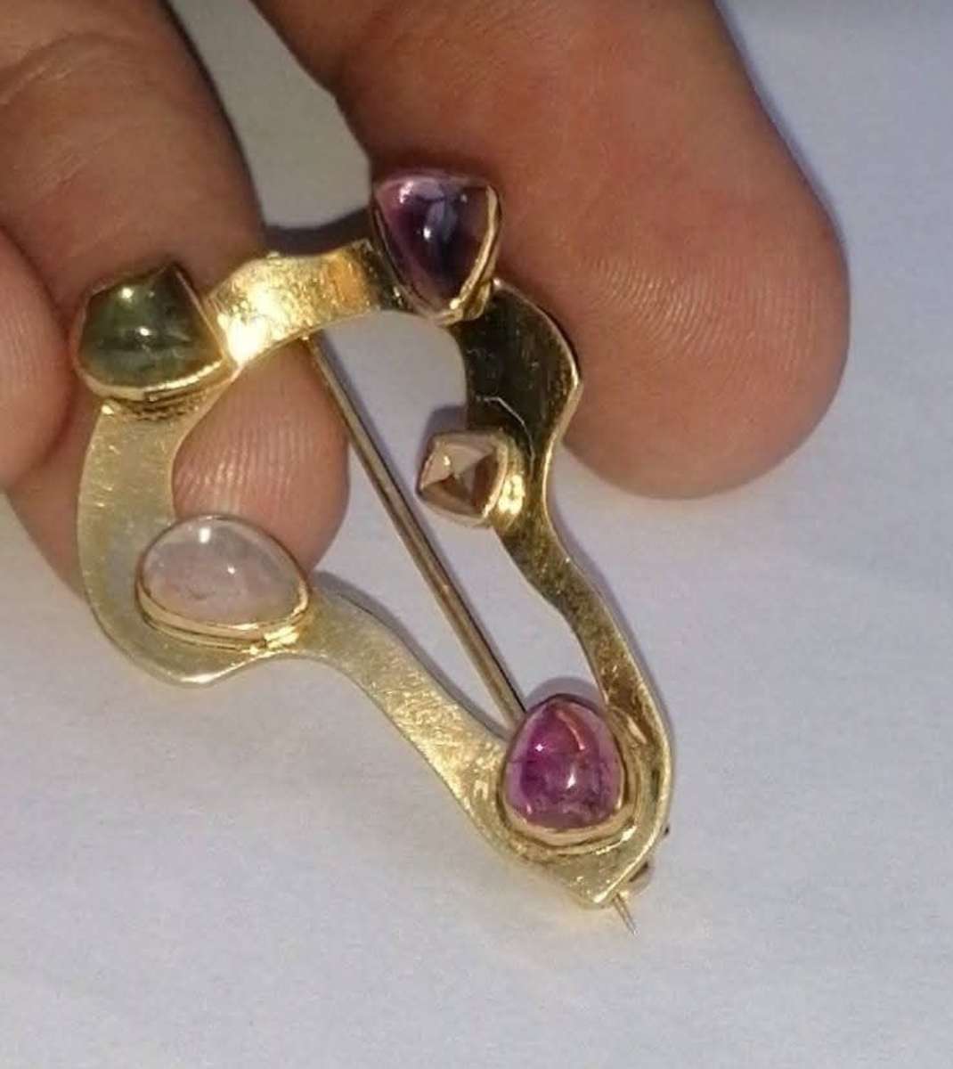 Vintage solid 18ct gold brooch with gems