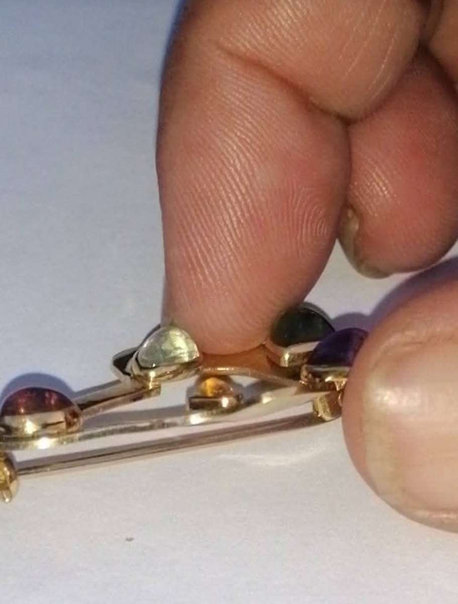 Vintage solid 18ct gold brooch with gems