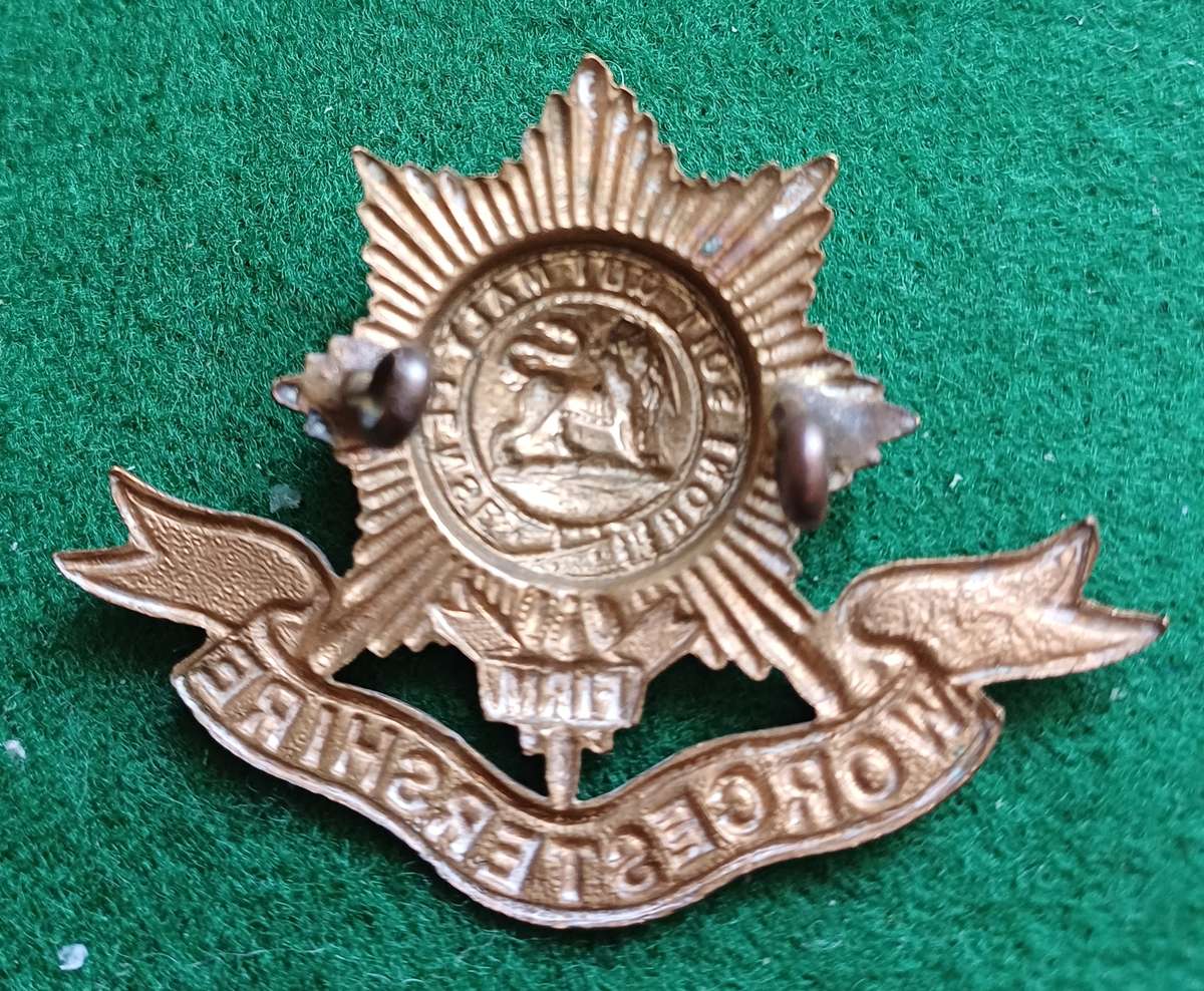 British Army, Worcestershire Regt brass cap badge, lugged