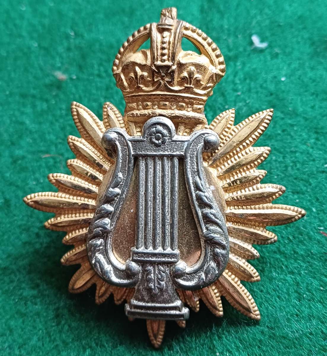 British Army, Bandsman's BiM, 2 piece cap badge