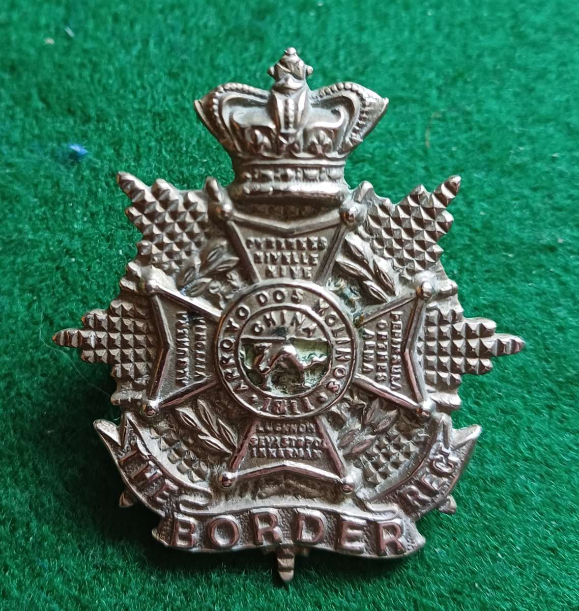 British Army, Border Regt WM Side cap badge, QVC with original backing clips. Height 40mm