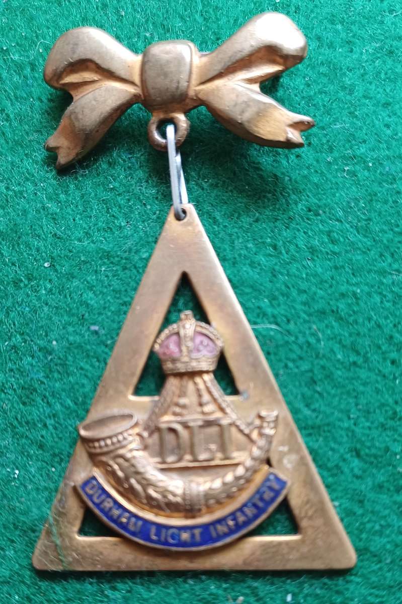 British Army, Durham Light Infantry enamel & brass Sweetheart badge