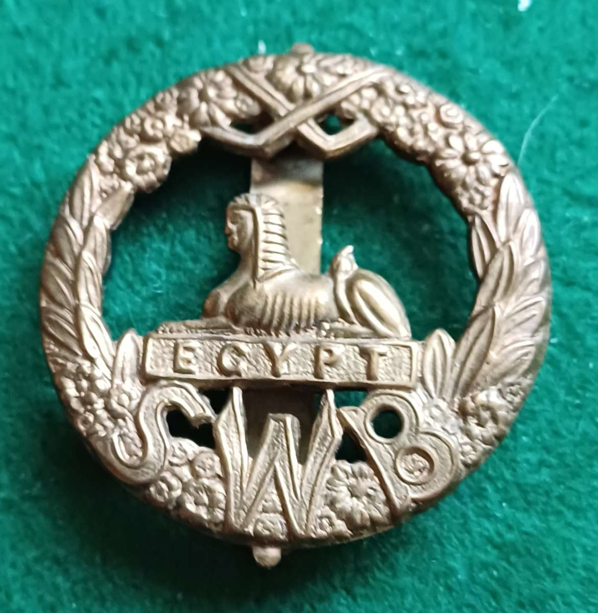 British Army, South Wales Borderers brass cap badge, scarce FN makers mark