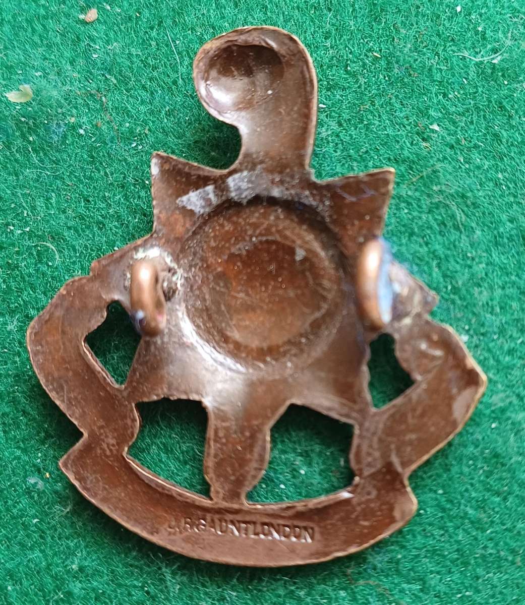 British Army, Royal Sussex Regt Bronze Officer's cap badge with lugs