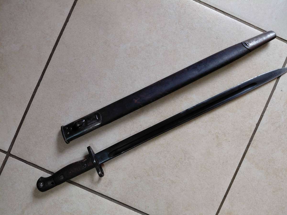 Sanderson 1907 SMLE sword bayonet , issued Dec 1917, South African issue.