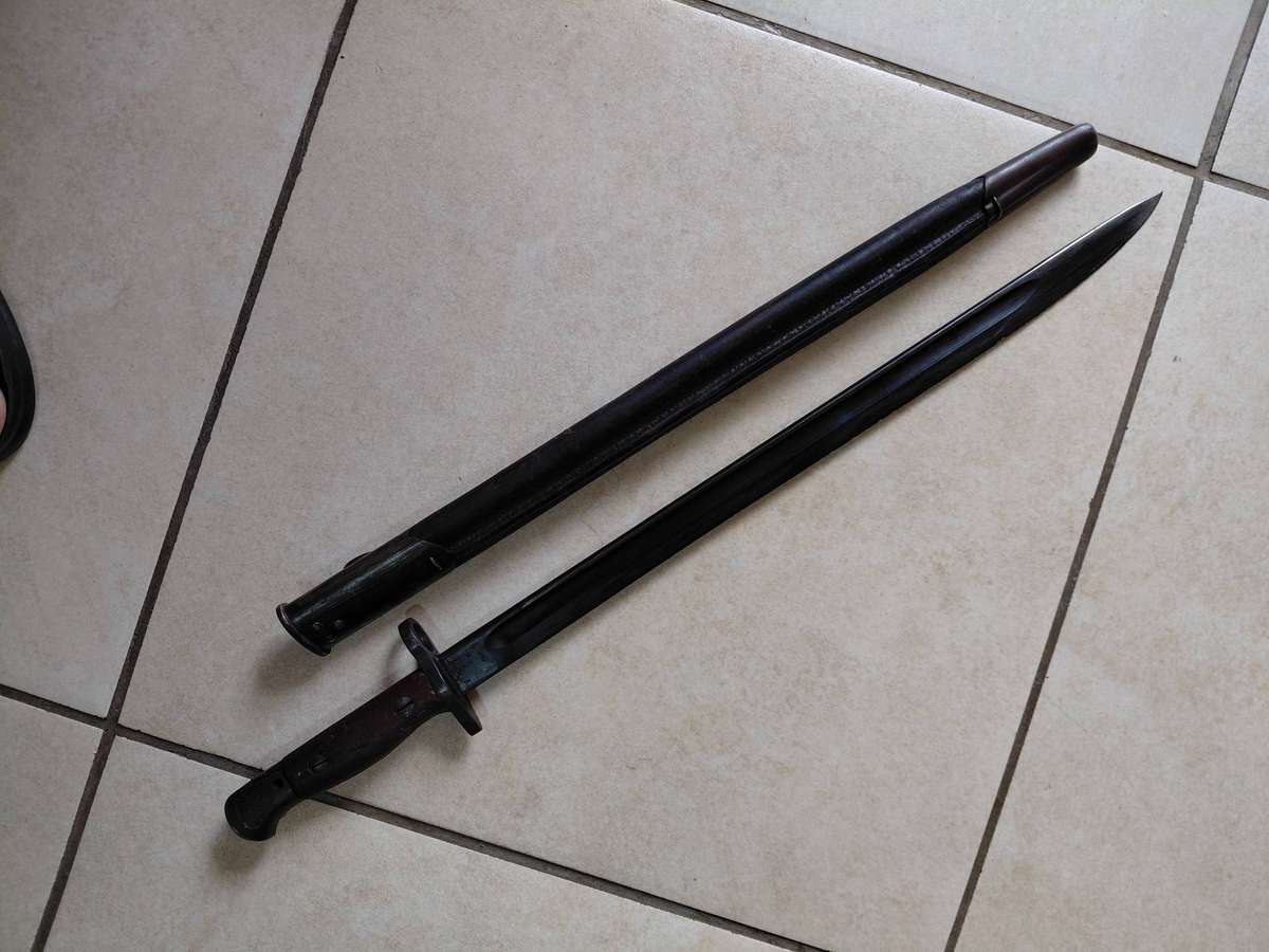 Sanderson 1907 SMLE sword bayonet , issued Dec 1917, South African issue.