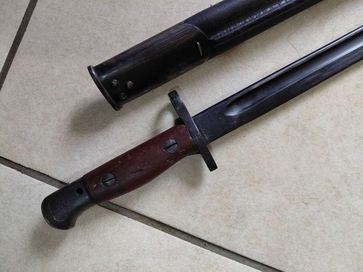 Sanderson 1907 SMLE sword bayonet , issued Dec 1917, South African issue.