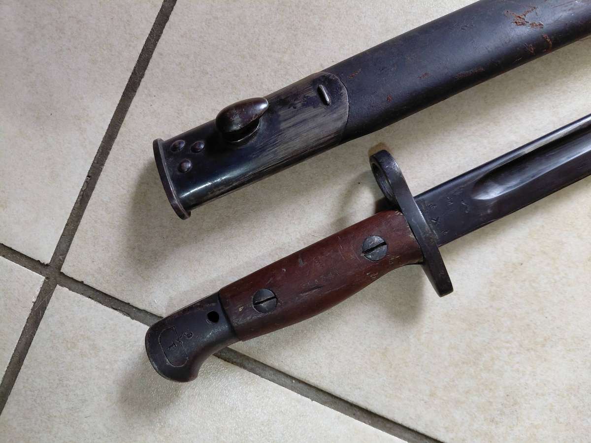 Sanderson 1907 SMLE sword bayonet , issued Dec 1917, South African issue.