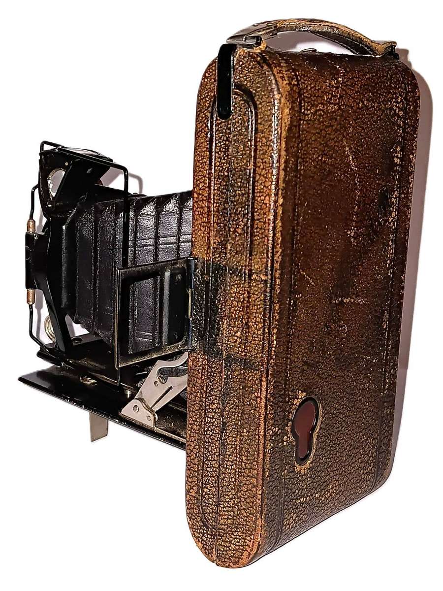Vintage Voigtlander Folding Roll film Camera with Embezet Shutter and Voigtar lens